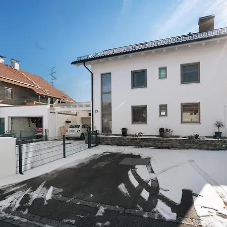 Dachgeschosswohnung In Hofolding 아파트 *